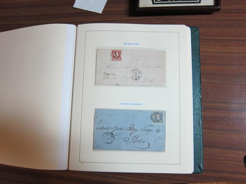 0013 (88).JPG -     Lote:    13      Marcofilia      Lotes Especiais       Descrição:      Portugal.   Colecção especializada em dois álbuns com estudo especializado das marcas de suplo círculo e circulares de Lisboa, com selos de diversas emissões e cartas. Lote a ver.        Lote       Valor Base:     &euro; 1.500,00     Valor Venda:     Retirado     